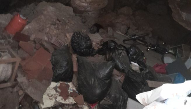 Estado de la cueva tras el colapso parcial del suelo de la vivienda y la caída de escombros y residuos. Estado de la cueva tras el colapso parcial del suelo de la vivienda y la caída de escombros y residuos.