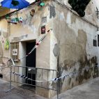 La vivienda afectada por el hundimiento en la calle del Cristo de Requena permanece precintada ante el riesgo de nuevos desprendimientos. La vivienda afectada por el hundimiento en la calle del Cristo de Requena permanece precintada ante el riesgo de nuevos desprendimientos.