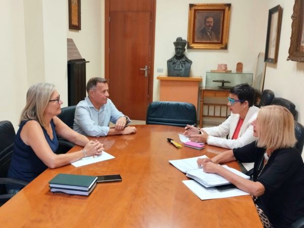 La concejal de Servicios Sociales, Isabel Monfort, durante una reunión de trabajo sobre las subvenciones destinadas a las entidades sociales de Burriana. La concejal de Servicios Sociales, Isabel Monfort, durante una reunión de trabajo sobre las subvenciones destinadas a las entidades sociales de Burriana.