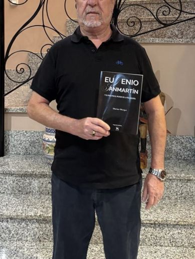 Eugenio Sanmartín Sanmiguel posa con el libro que recoge su trayectoria en el mundo de la peluquería