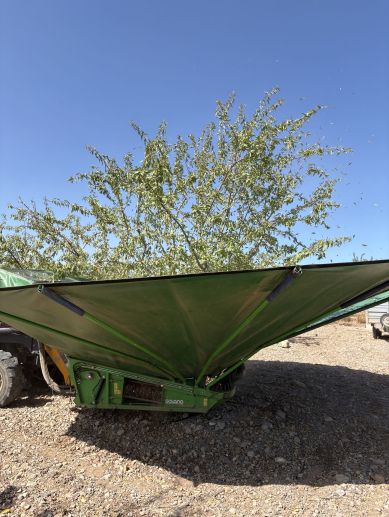 Máquina vibradora recogiendo las almendras caídas del árbol durante la campaña en Casinos. Máquina vibradora recogiendo las almendras caídas del árbol durante la campaña en Casinos.