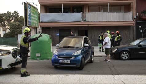Un bombero da indicaciones a unos vecinos durante la evacuación del pueblo de El Saler. EFE/Biel Aliño Un bombero da indicaciones a unos vecinos durante la evacuación del pueblo de El Saler. EFE/Biel Aliño