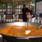 Ernesto Peretó ajudant amb la paella gegant de Llíber. Ernesto Peretó ajudant amb la paella gegant de Llíber.