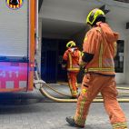 Bombers durant la intervenció en l’incendi d’una vivenda a Gandia. Bombers durant la intervenció en l’incendi d’una vivenda a Gandia.