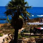 Imagen de curiosos y el helicóptero medicalizado que ha acudido a atender el suceso ocurrido en la playa El Trampolí de Dénia.