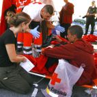 Trabajadores de Cruz Roja atienden en el puerto de Santa Pola a un inmigrantes rescatados de una patera en una imagen de archivo. EFE/Manuel Lorenzo/Archivo