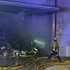 Los bomberos trabajan en el incendio declarado en una fábrica textil de Cocentaina durante la noche del domingo. / Bomberos Diputación Alicante