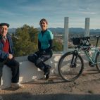 Gema Payá conversa amb un veí durant la visita del programa a Llíria. / À Punt