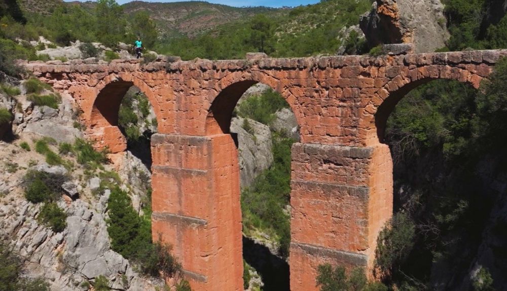 L'espectacular aqüeducte romà de la Penya Cortada, un dels punts destacats del recorregut pels Serrans. / À Punt L'espectacular aqüeducte romà de la Penya Cortada, un dels punts destacats del recorregut pels Serrans. / À Punt
