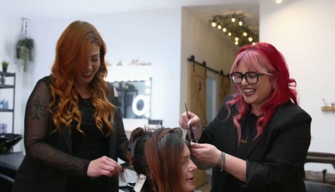 Dos professionals treballen en el cabell d'una clienta en un dels salons que apareixen en este capítol del programa. / À Punt Dos professionals treballen en el cabell d'una clienta en un dels salons que apareixen en este capítol del programa. / À Punt