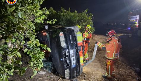 Els bombers treballen en l’excarceració dels dos ocupants del vehicle bolcat a la CV-670 a Oliva. / Consorci Provincial de Bombers de València