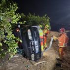 Els bombers treballen en l’excarceració dels dos ocupants del vehicle bolcat a la CV-670 a Oliva. / Consorci Provincial de Bombers de València