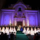 La Reina de las Fiestas, el Clavario Mayor y sus respectivas cortes, durante el acto de Presentación celebrado ante la iglesia de Benaguasil.  / Ayuntamiento de Benaguasil
