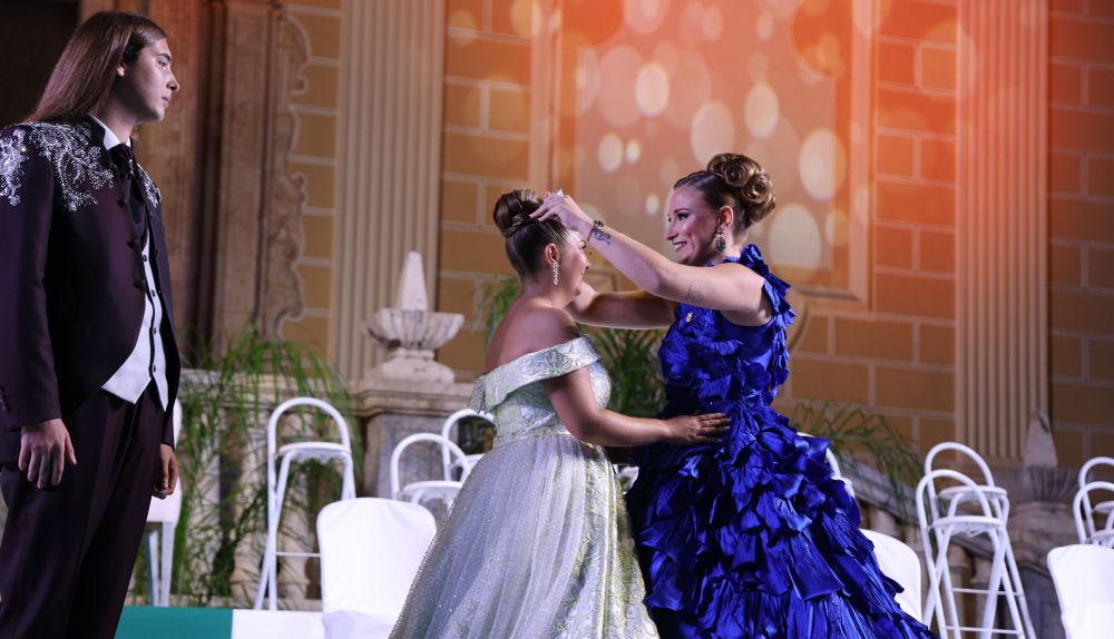 El momento de la coronación: Ana Cervera se convierte en la nueva Reina de las Fiestas de Benaguasil. El momento de la coronación: Ana Cervera se convierte en la nueva Reina de las Fiestas de Benaguasil.