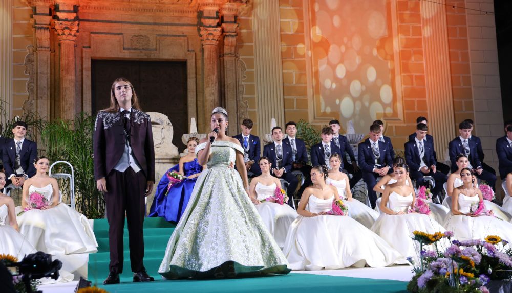 La nueva Reina de las Fiestas de Benaguasil, Ana Cervera, pronuncia su discurso junto al Clavario Mayor, Gabriel Alepuz, durante el acto de Presentación. La nueva Reina de las Fiestas de Benaguasil, Ana Cervera, pronuncia su discurso junto al Clavario Mayor, Gabriel Alepuz, durante el acto de Presentación.