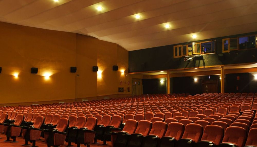 El patio de butacas del Auditorio Municipal de Riba-roja de Túria, uno de los espacios que se beneficia de la nueva iluminación led incorporada con la subvención. El patio de butacas del Auditorio Municipal de Riba-roja de Túria, uno de los espacios que se beneficia de la nueva iluminación led incorporada con la subvención.