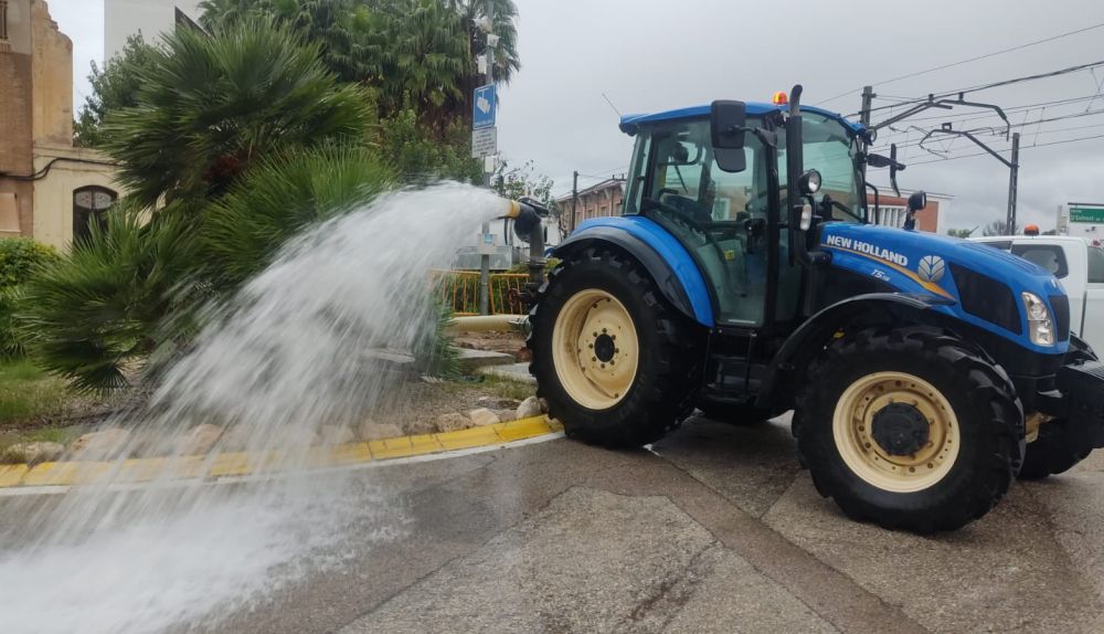 Un tractor buida aigua acumulada en un carrer de Sueca durant les tasques d'achicament posteriors a un episodi de pluges intenses. Un tractor buida aigua acumulada en un carrer de Sueca durant les tasques d'achicament posteriors a un episodi de pluges intenses.