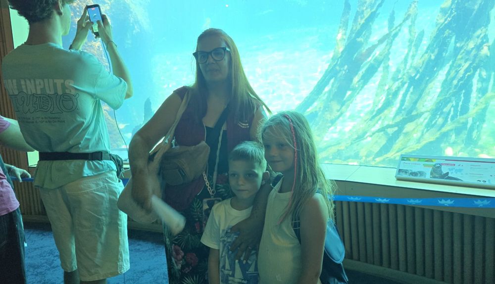 Una de las voluntarias del programa de Acogida, junto a dos de los menores ucranianos, durante la visita al Oceanogràfic de Valencia. Una de las voluntarias del programa de Acogida, junto a dos de los menores ucranianos, durante la visita al Oceanogràfic de Valencia.