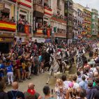 La tribuna de la plaza de los Mesones permite contemplar el inicio de la Entrada de Toros y Caballos de Segorbe. / Alfonso Moreno / Zorte