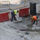 Unos obreros trabajando en Valencia. / EFE-Ana Escobar-Archivo