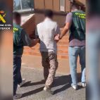 Traslado de los detenidos. / Guardia Civil Estafan 76.000 euros a una mujer de 72 años de Altea suplantando su identidad