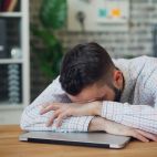 El síndrome postvacacional afecta especialmente a profesiones con turnos, alta presión o carga emocional. / Vitaly Gariev
