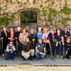 Un grup de veïns i veïnes practica marxa nòrdica en un dels parcs de València.
