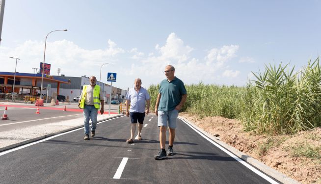 Visita de l'alcalde Robert Margaix i el regidor d'Urbanisme Carles Fontestad al carril bici. Visita de l'alcalde Robert Margaix i el regidor d'Urbanisme Carles Fontestad al carril bici.