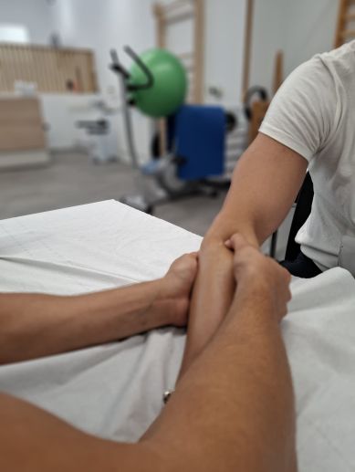 Un fisioterapeuta atiende a un paciente en el nuevo espacio de fisioterapia y rehabilitación de Affidea en L'Eliana. / Affidea Un fisioterapeuta atiende a un paciente en el nuevo espacio de fisioterapia y rehabilitación de Affidea en L'Eliana. / Affidea