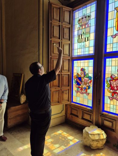 El rector de Turís, Ignasi Llópez, beneeix la vidriera amb l'escut del poble. / Ajuntament de Turís El rector de Turís, Ignasi Llópez, beneeix la vidriera amb l'escut del poble. / Ajuntament de Turís