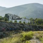 Un grup de senderistes camina prop d'una masia, en una ruta del programa "Entre Muntanyes" a Bèlgida. / Entre Muntanyes Un grup de senderistes camina prop d'una masia, en una ruta del programa "Entre Muntanyes" a Bèlgida. / Entre Muntanyes