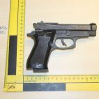 La Guardia Civil ha procedido a la incautación del arma, que fue puesta a disposición judicial y que resultó ser una pistola de fogueo.