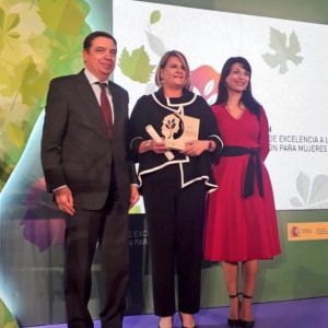 Silvia Soria, junto al ministro de Agricultura, Luis Planas, en la entrega de otro de sus premios. / EPDA Silvia Soria, junto al ministro de Agricultura, Luis Planas, en la entrega de otro de sus premios. / EPDA