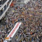 Aficionados del Valencia, durante una protesta contra la gestión de Peter Lim en las inmediaciones de Mestalla. / EFE-Manuel Bruque-Archivo
