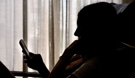 Una adolescente consulta su móvil. / EFE-Raúl Caro-Archivo