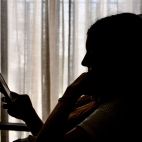 Una adolescente consulta su móvil. / EFE-Raúl Caro-Archivo