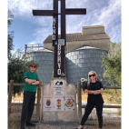 Alaska y Nacho Canut, de Fangoria, junto al cenotafio dedicado a Nino Bravo en Villarrubio.
