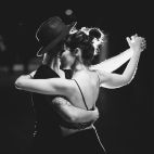 Una pareja practica Swing durante una de las sesiones de Black Soul Dance. / Black Soul Dance