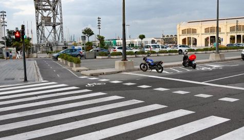 Plazas de aparcamiento para motocicletas en la zona marítima de Valencia.
