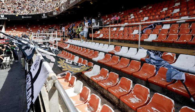Vista de la grada del estadio de Mestalla, vacía de manera simbólica al inicio del partido de la jornada 4 de LaLiga entre Valencia y Barcelona, este domingo en el estadio de Mestalla.