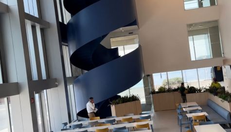 Interior del nuevo edificio Alinghi de Marina de Empresas, con su característica escalera de caracol azul. / MARINA DE EMPRESAS Interior del nuevo edificio Alinghi de Marina de Empresas, con su característica escalera de caracol azul. / MARINA DE EMPRESAS
