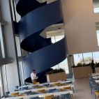 Interior del nuevo edificio Alinghi de Marina de Empresas, con su característica escalera de caracol azul. / MARINA DE EMPRESAS