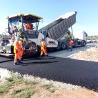 Obres en el paviment d'una carretera que depén de la Diputació de València.