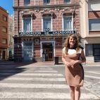 La portaveu de Compromís a Sagunt, Maria Josep Picó, davant de la casa natalícia de Joaquín Rodrigo, a Sagunt.
