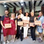 Representantes de la marca Mos, de Ontinyent, junto a autoridades y profesionales de Euro-Toques durante la presentación de sus productos. / Diputació de València