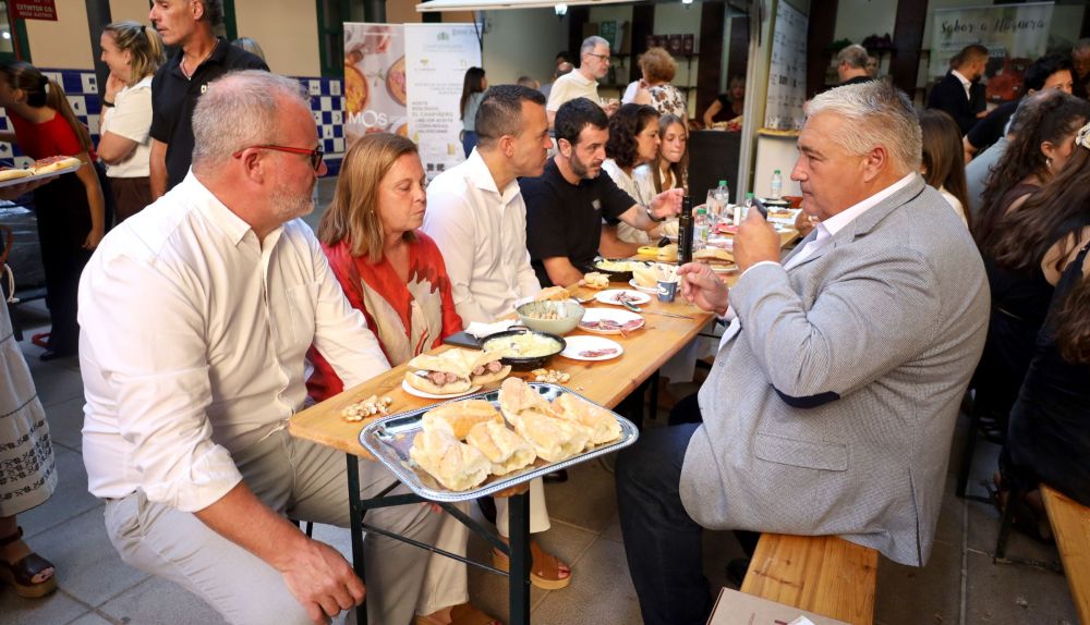 Chefs y autoridades comparten mesa y degustan bocadillos y embutidos típicos del esmorzar valencià. / Diputació de València Chefs y autoridades comparten mesa y degustan bocadillos y embutidos típicos del esmorzar valencià. / Diputació de València
