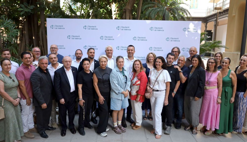 Alcaldes, alcaldesas y productores de los municipios participantes posan junto a representantes de la Diputació de València en el Centre Cultural La Beneficència. / Diputació de València Alcaldes, alcaldesas y productores de los municipios participantes posan junto a representantes de la Diputació de València en el Centre Cultural La Beneficència. / Diputació de València