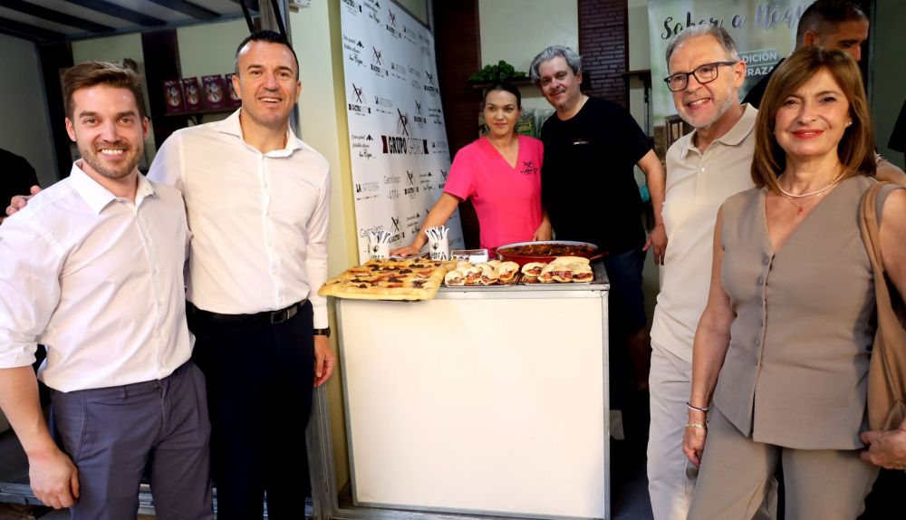 El grupo Gastro de Anna presenta sus embutidos artesanos a los chefs de Euro-Toques durante la muestra gastronómica. / Diputació de València El grupo Gastro de Anna presenta sus embutidos artesanos a los chefs de Euro-Toques durante la muestra gastronómica. / Diputació de València