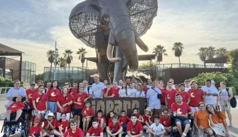 El grupo de niños, familias y voluntarios de Pídeme la Luna, durante su visita al Bioparc de Valencia. / Pídeme la Luna El grupo de niños, familias y voluntarios de Pídeme la Luna, durante su visita al Bioparc de Valencia. / Pídeme la Luna