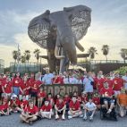 El grupo de niños, familias y voluntarios de Pídeme la Luna, durante su visita al Bioparc de Valencia. / Pídeme la Luna